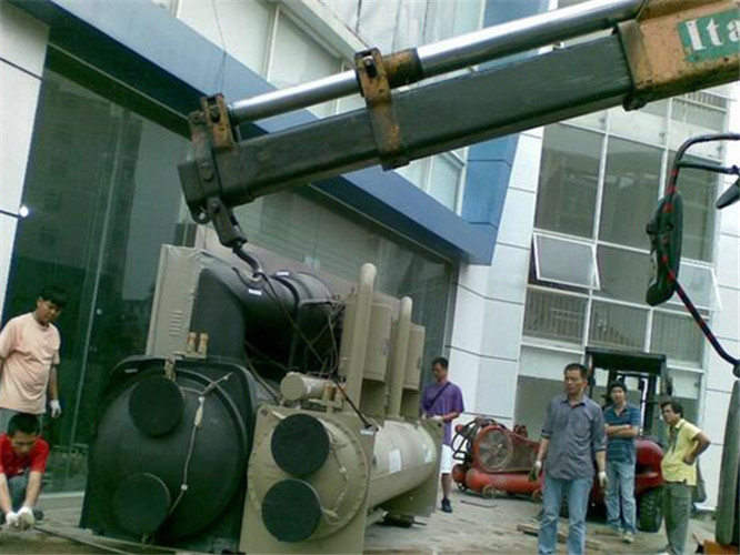 上思县随车吊和汽车吊的核心区别是什么？哪种更省钱？