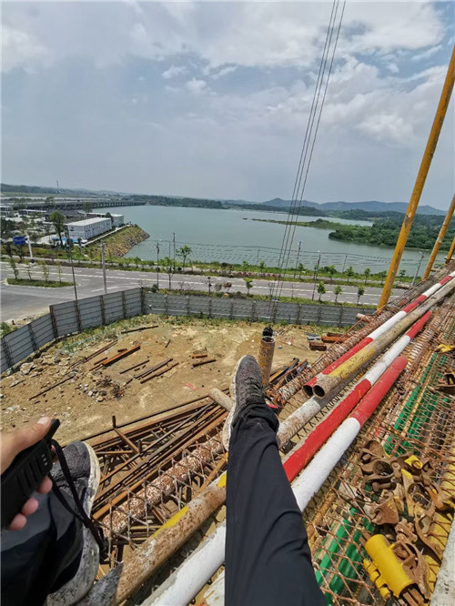 上思县作业中发生设备损坏或人员意外，责任怎么划分？